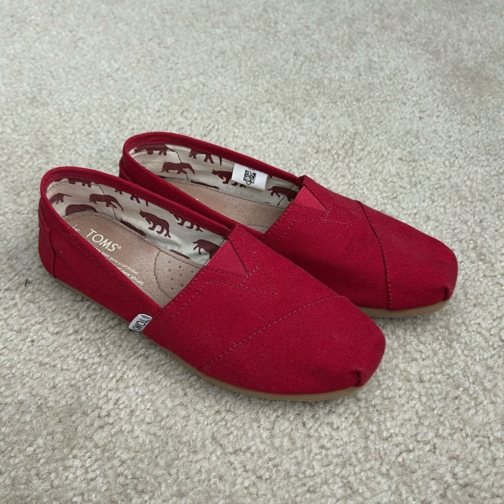 Tom’s flats size 6.